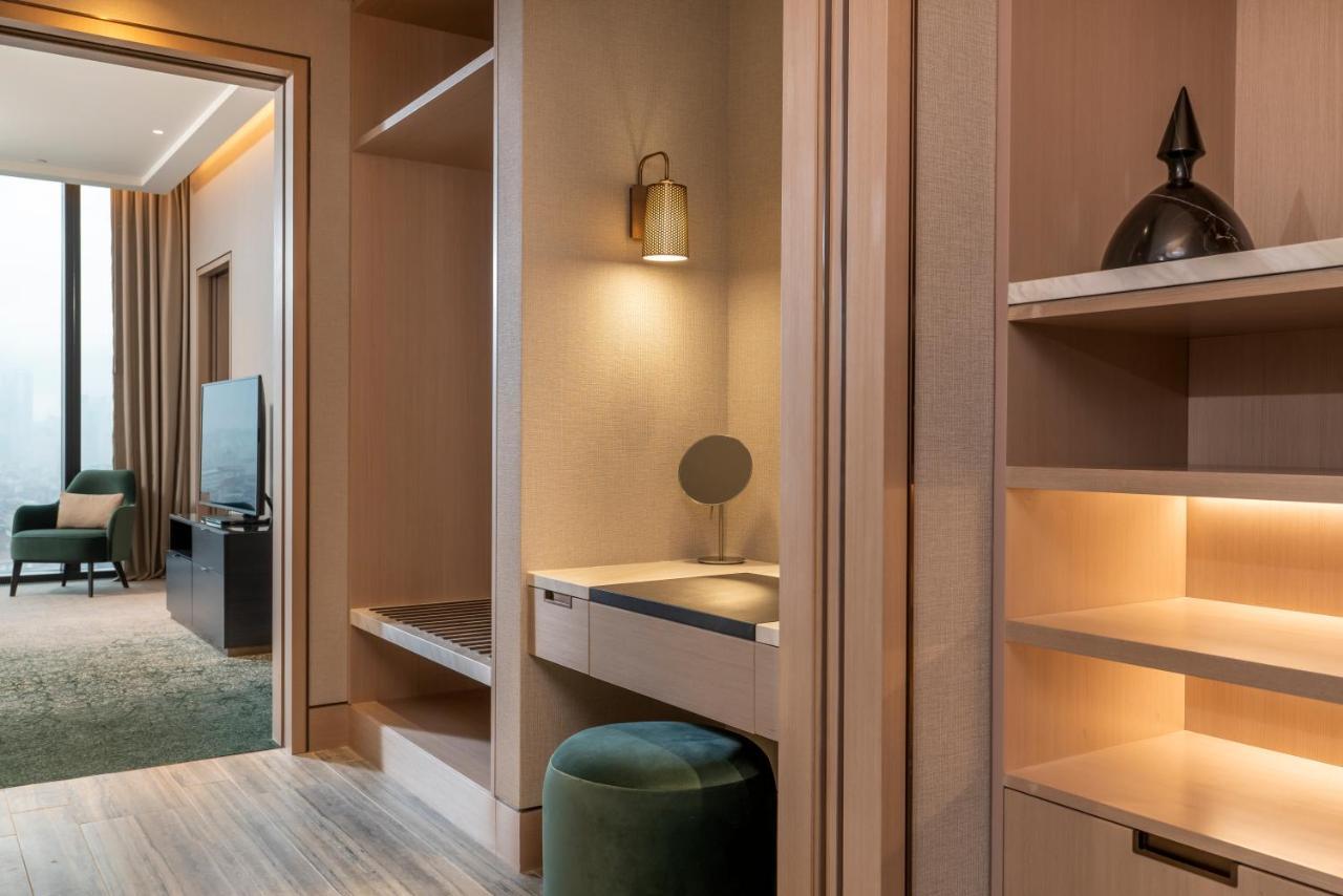 Address Istanbul酒店 外观 照片 A dressing table in a hotel room