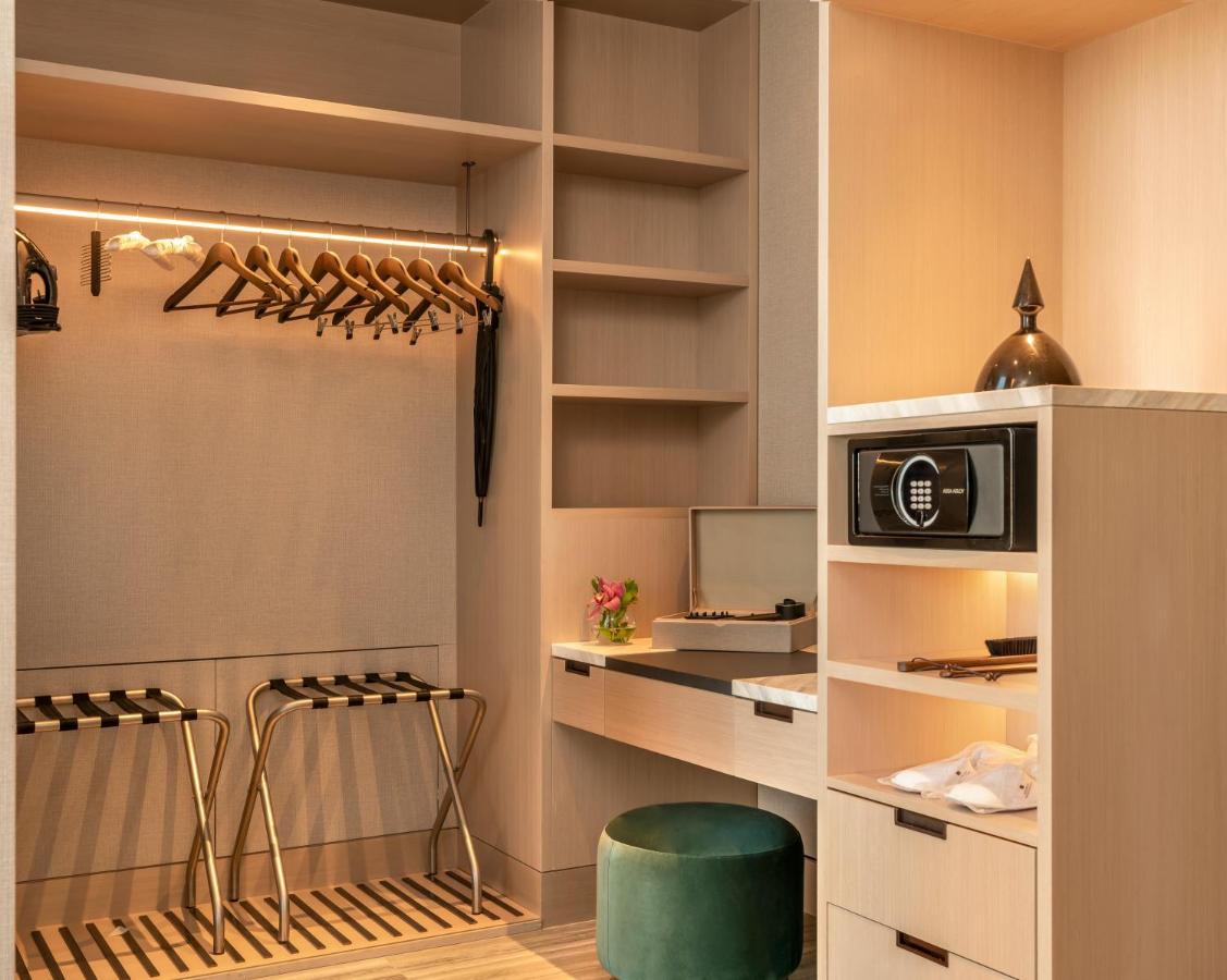 Address Istanbul酒店 外观 照片 A safe in a hotel room
