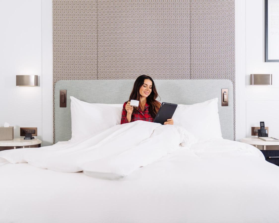 Address Istanbul酒店 外观 照片 A guest in a bedroom at the Hilton London Paddington