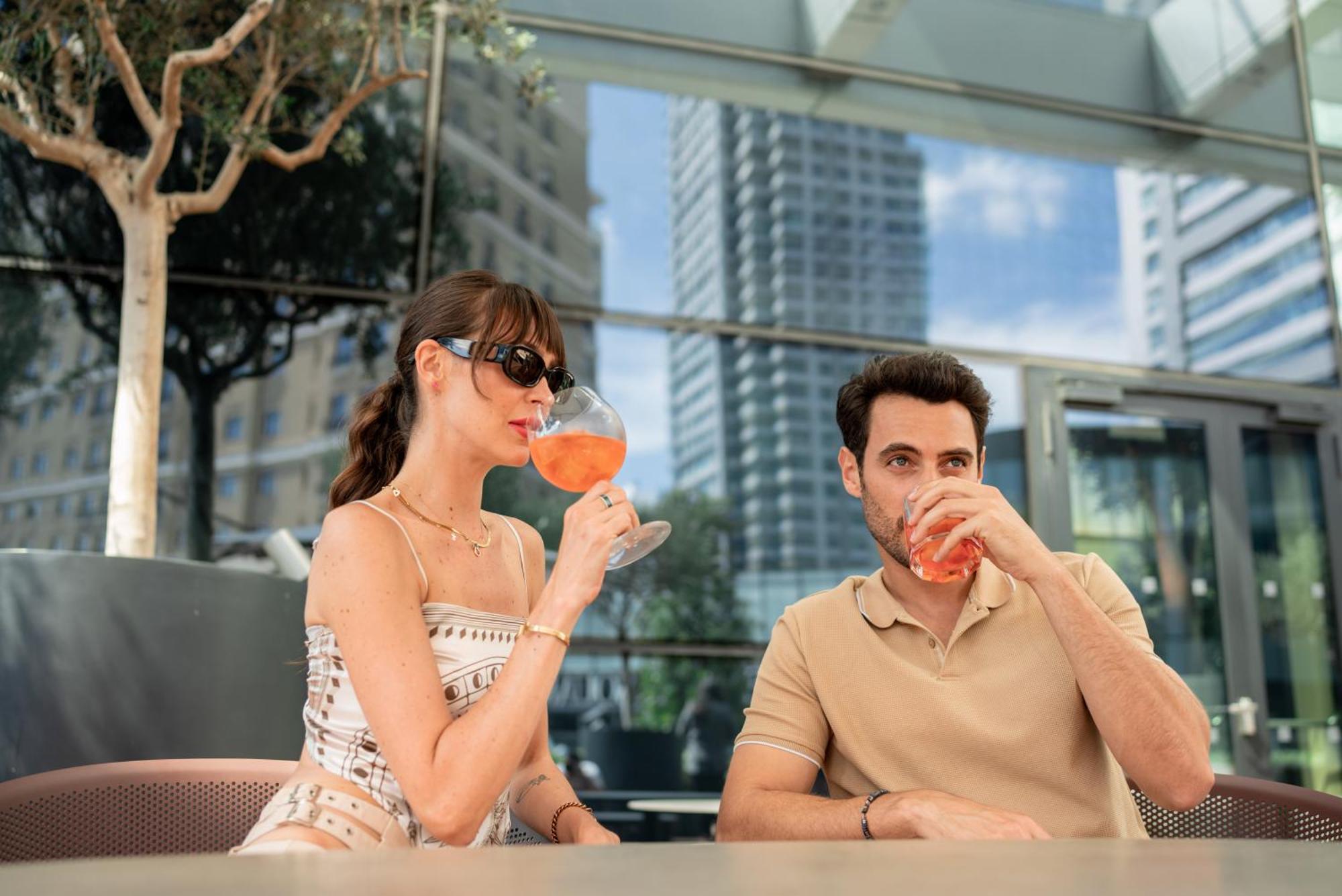 Address Istanbul酒店 外观 照片 A couple drinking Aperol Spritz